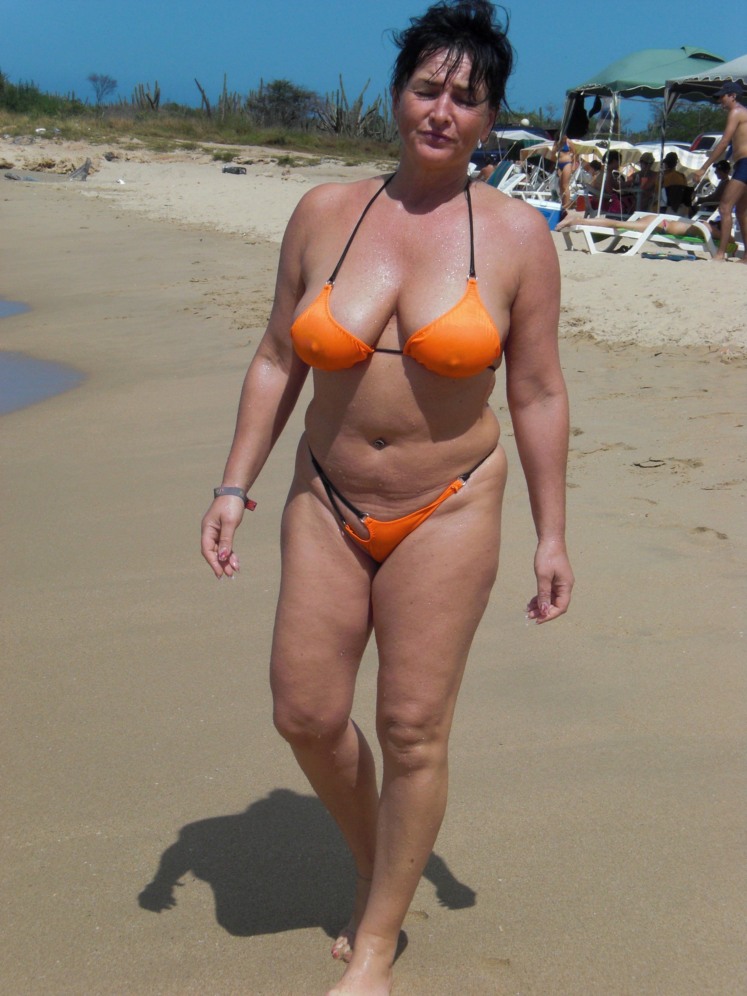 bikini milf amateur