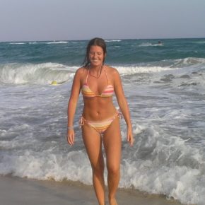 girl doesn’t realize her cameltoe is showing
