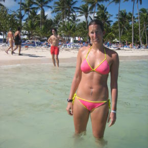 fit mom doesn’t realize her tits and pussy are exposed to the entire beach