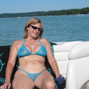 milf on a boat letting everyone who passes by see her big tits and pussy